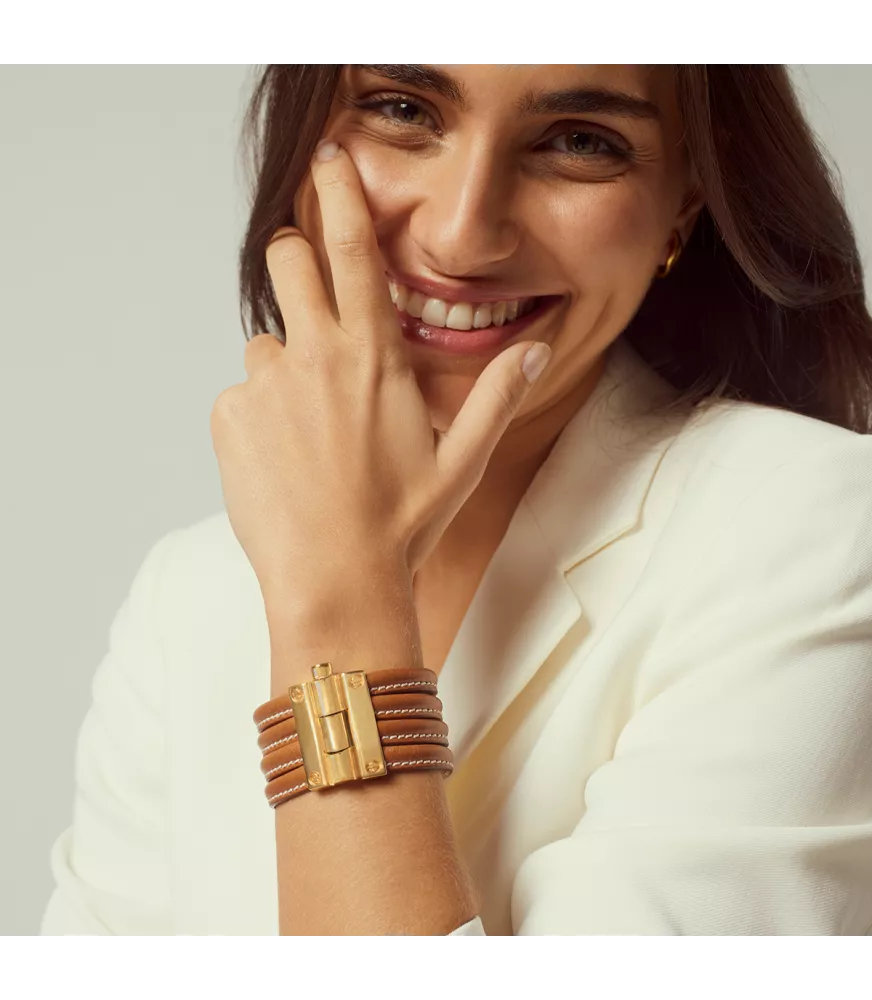 Pulsera Bisagra Cuero CXC, en metal bañado en oro y cuero camel.