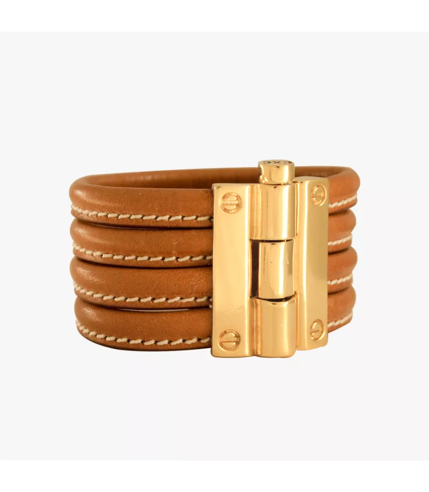 Pulsera Bisagra Cuero CXC, en metal bañado en oro y cuero camel.