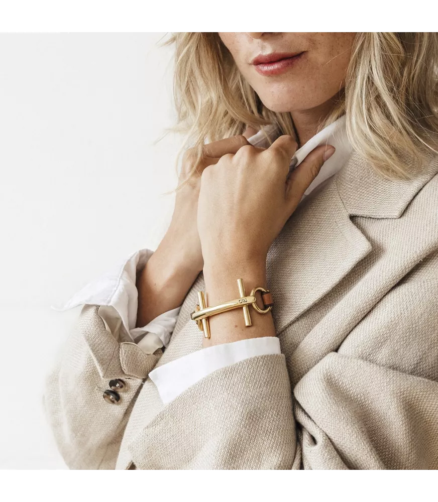 Pulsera Bit St. Moritz CXC, en metal bañado en oro y cuero camel.