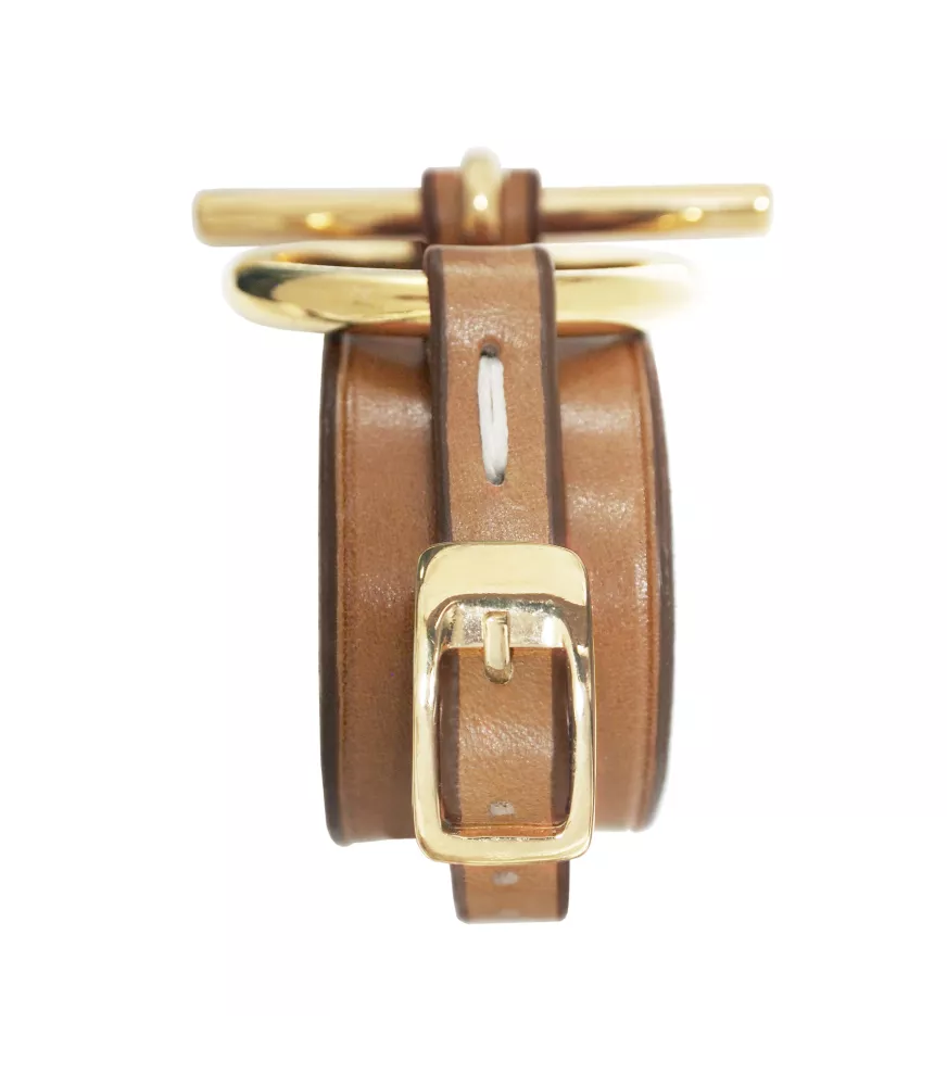 Pulsera Orígenes Cuero CXC, en metal bañado en oro y cuero camel