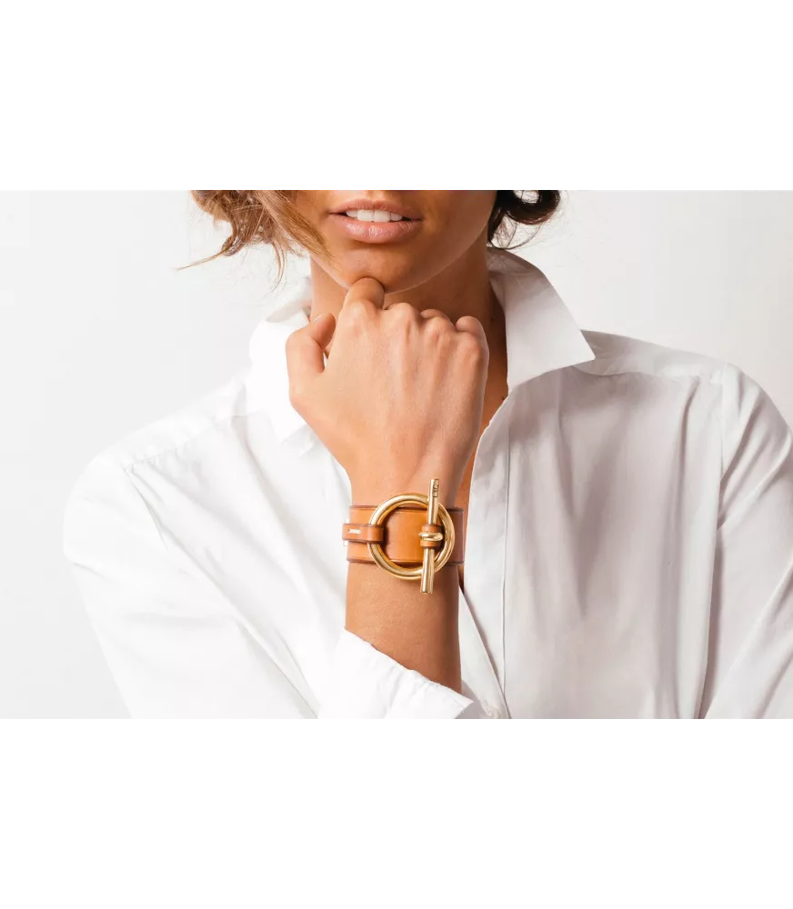 Pulsera Orígenes Cuero CXC, en metal bañado en oro y cuero camel