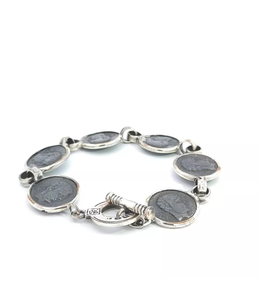 Pulsera en plata con monedas
