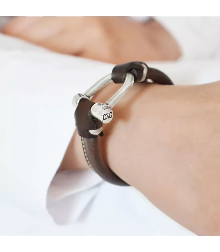 Pulsera Grillete Icon CXC, en metal bañado en plata, con cuero liso.