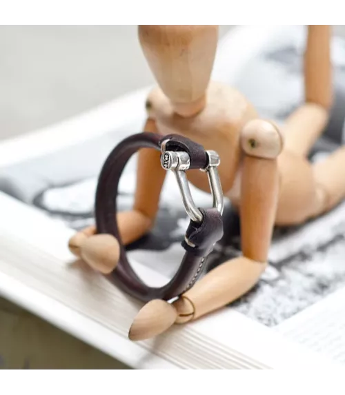 Pulsera Grillete Icon CXC, en metal bañado en plata, con cuero liso.