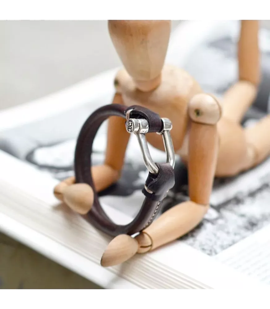 Pulsera Grillete Icon CXC, en metal bañado en plata, con cuero liso.