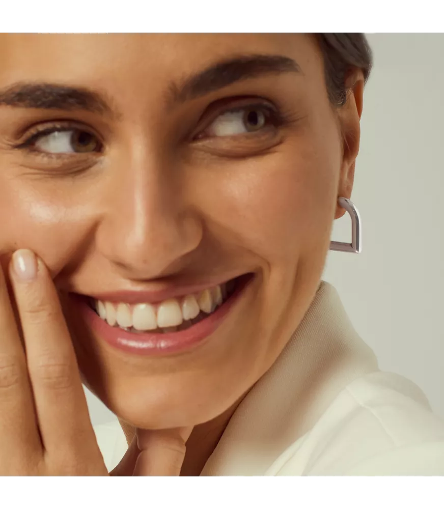 Pendientes Estribo CXC, en metal bañado en plata