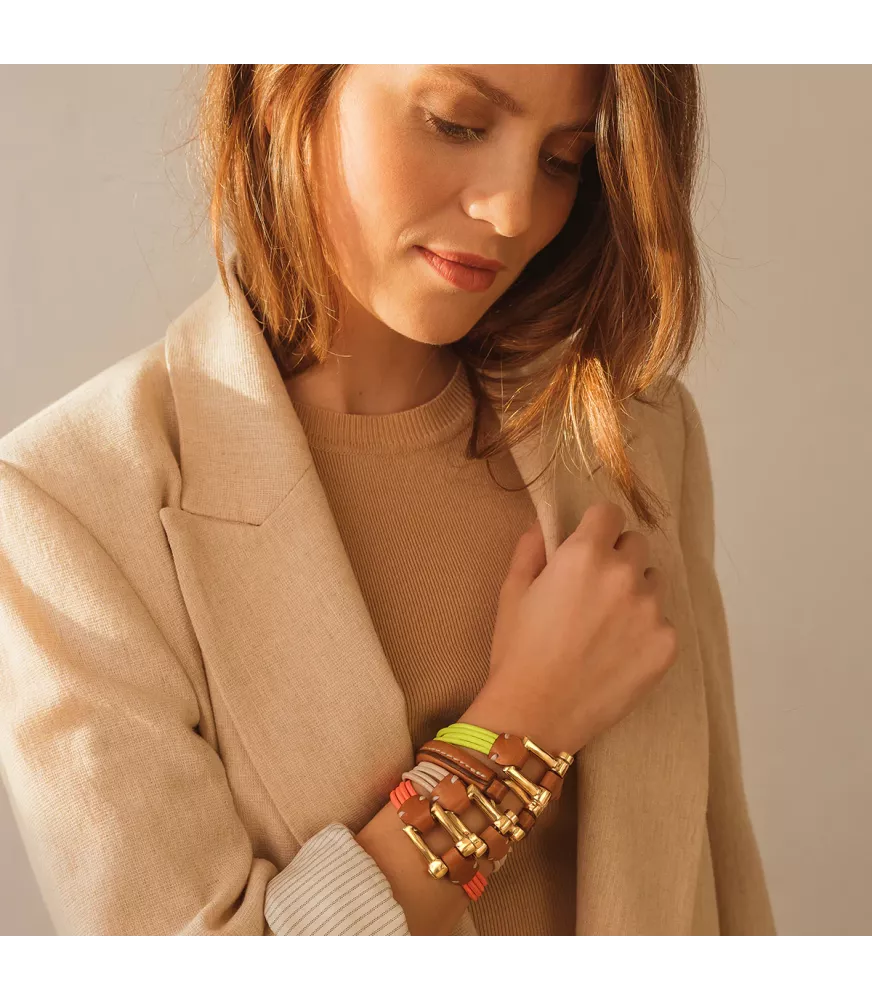 Pulsera Grillete Elastic CXC, en metal bañado en plata, con cuero liso.