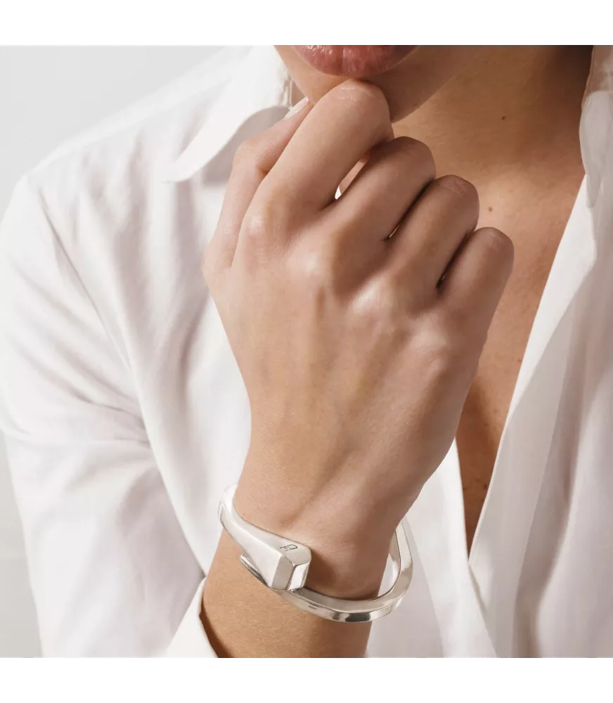 Pulsera Clavo Diamante CXC, en metal bañado en plata.