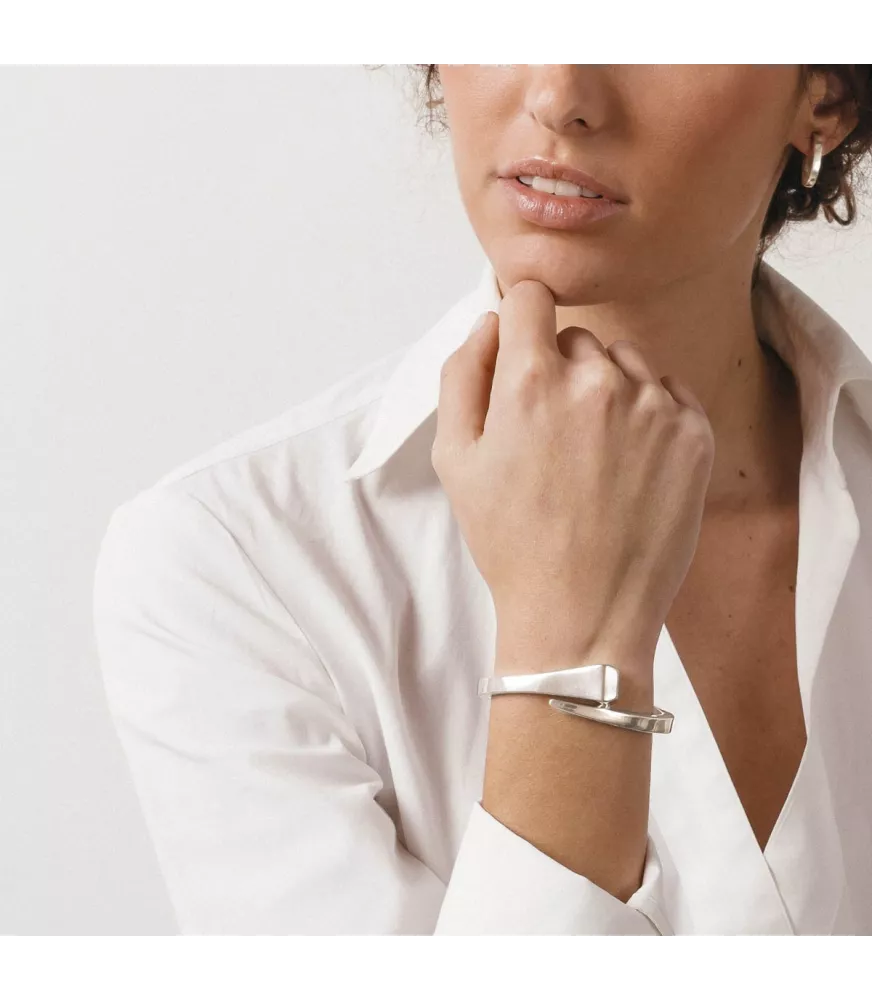 Pulsera Clavo Diamante CXC, en metal bañado en plata.