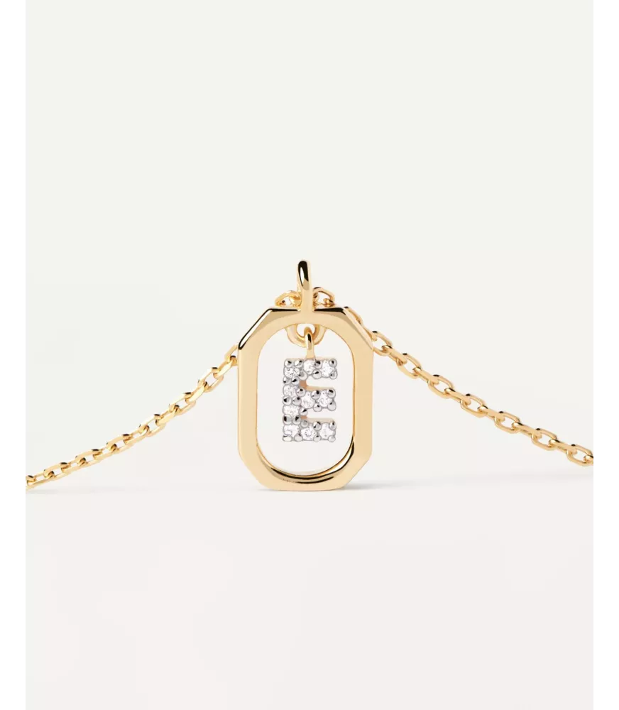 Collar P D Paola, letra E mini, con baño de oro de 18k.