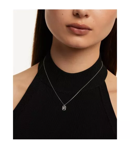 Collar P D Paola, letra E mini, con baño de oro de 18k.