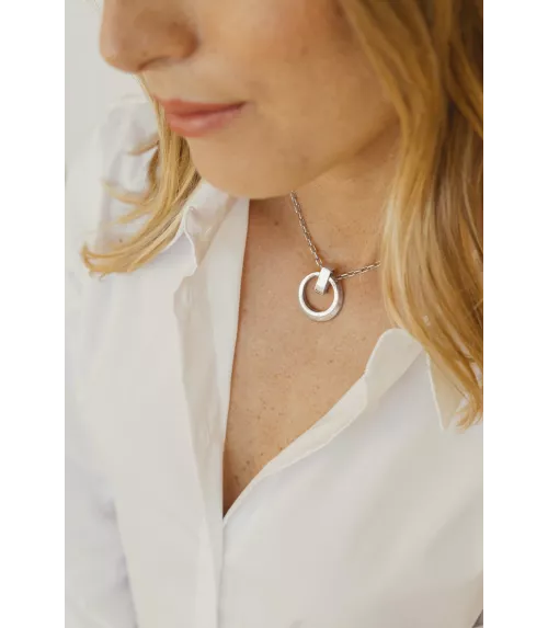 Collar CXC On-Off, en metal bañado en plata.