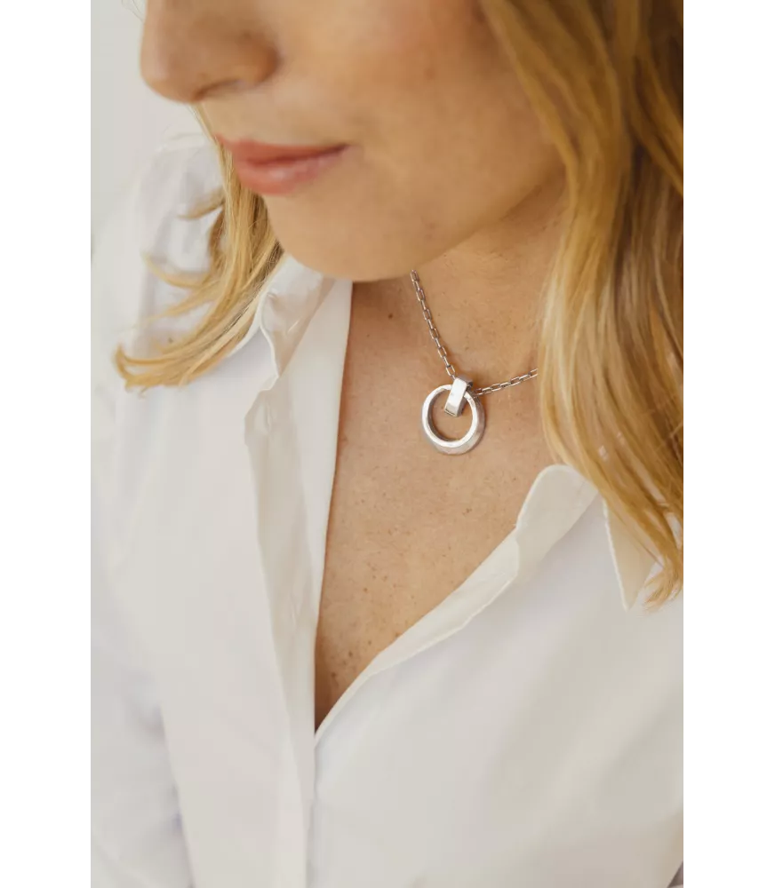 Collar CXC On-Off, en metal bañado en plata.