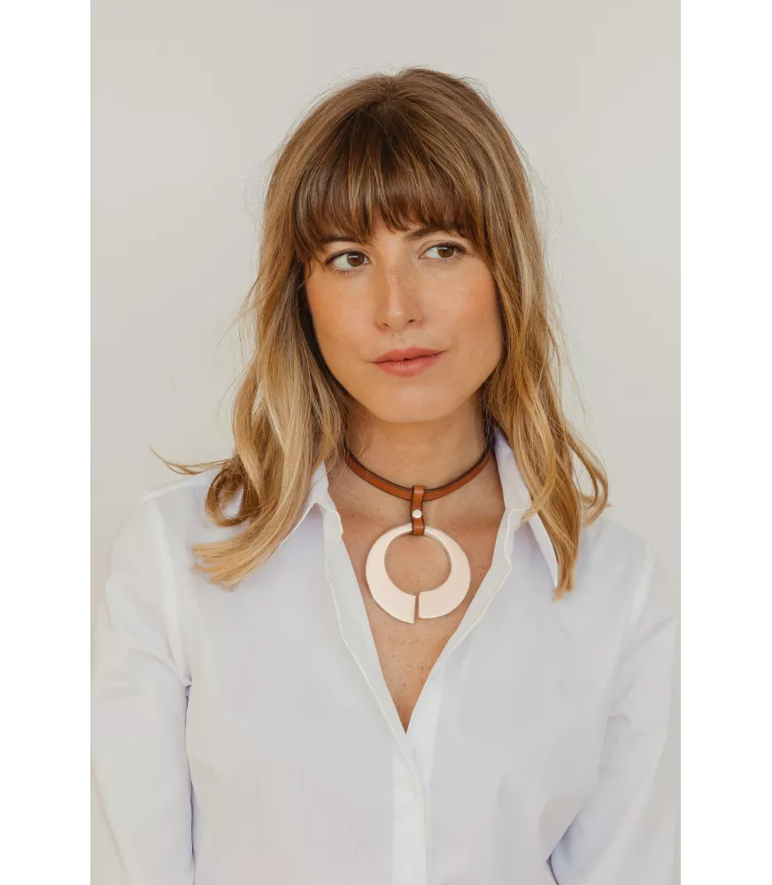 Choker CXC Eclipse, en metal bañado en plata con cuero liso.