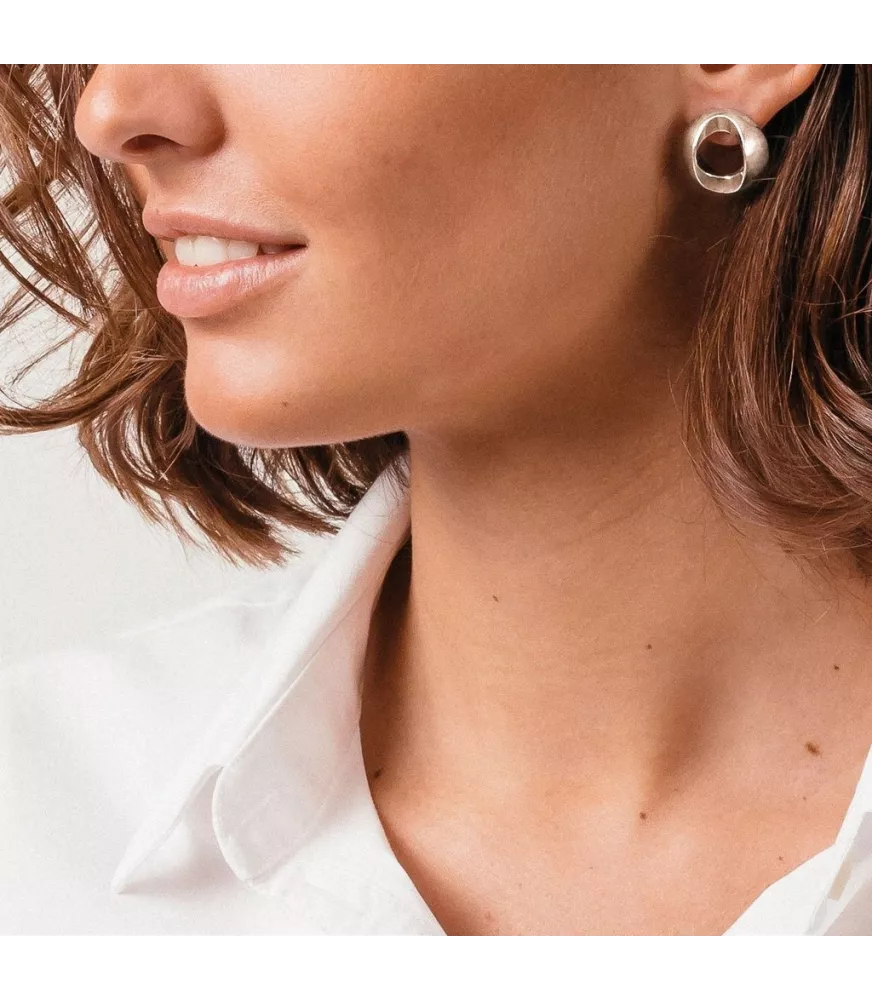 Pendientes Levante CXC, en metal bañado en plata .