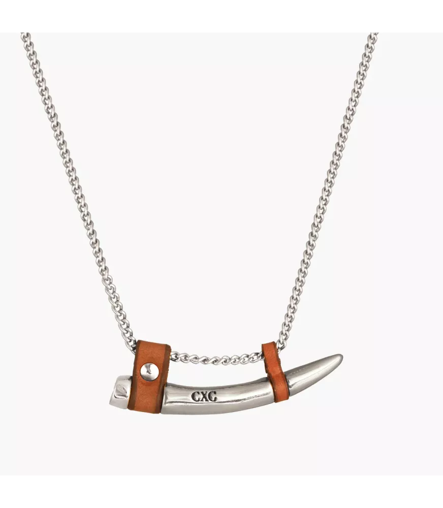 Collar CXC Colmillo Cuero, en metal bañado en plata con cuero liso.