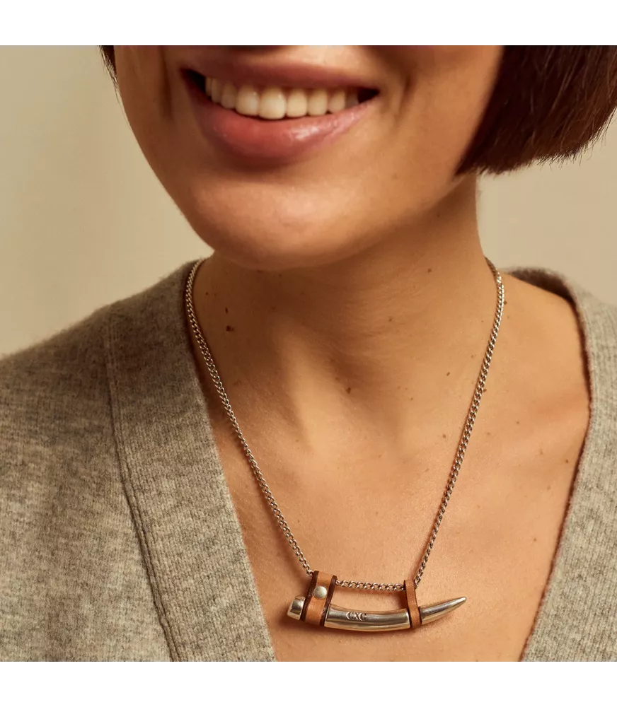 Collar CXC Colmillo Cuero, en metal bañado en plata con cuero liso.