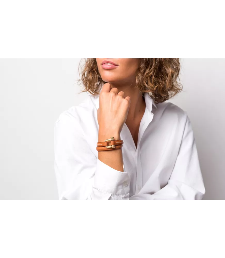 Pulsera Grillete Roll CXC, en metal bañado en oro.