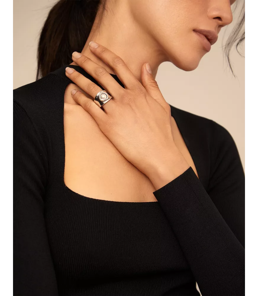 Anillo Mi Talisman UNOde50, en metal bañado en plata.