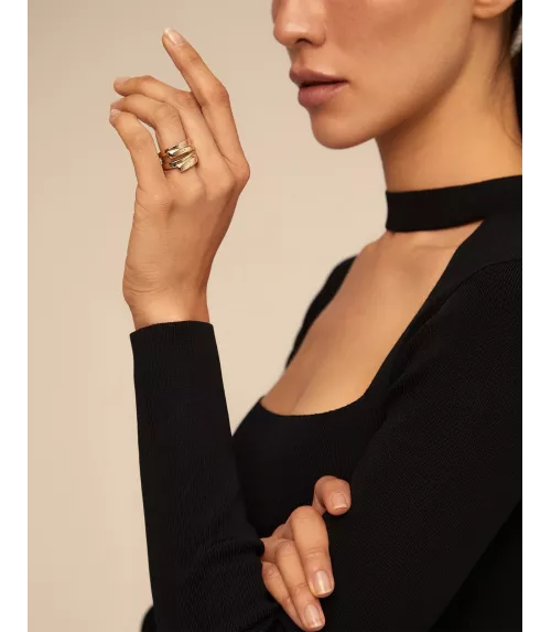 Anillo Maratua Island UNOde50, en metal bañado en oro.