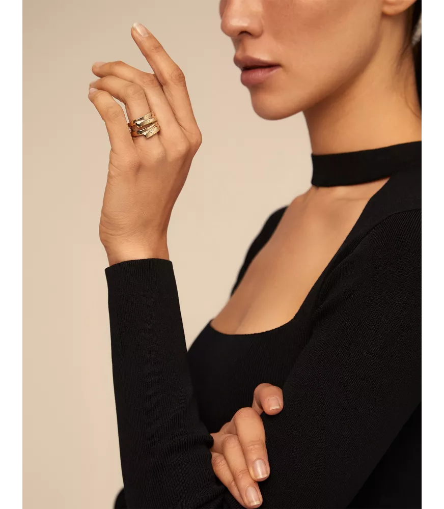 Anillo Maratua Island UNOde50, en metal bañado en oro.