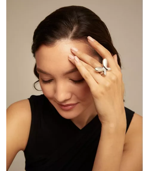 Anillo Butterfly Effect UNOde50, en metal bañado en plata.