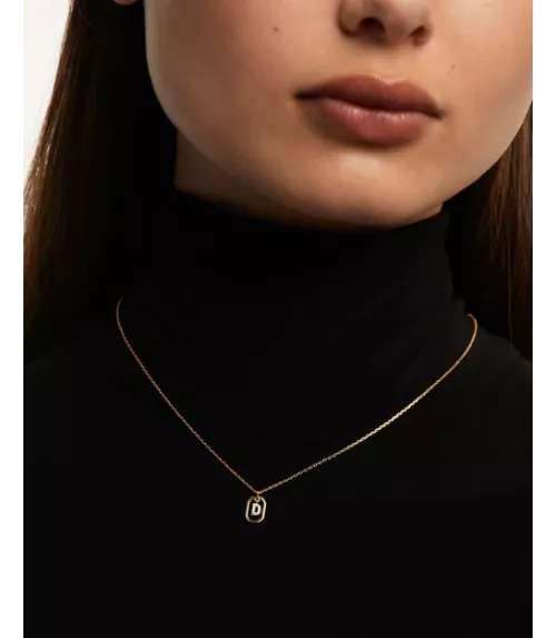 Collar P D Paola, letra D mini, con baño de oro de 18k.