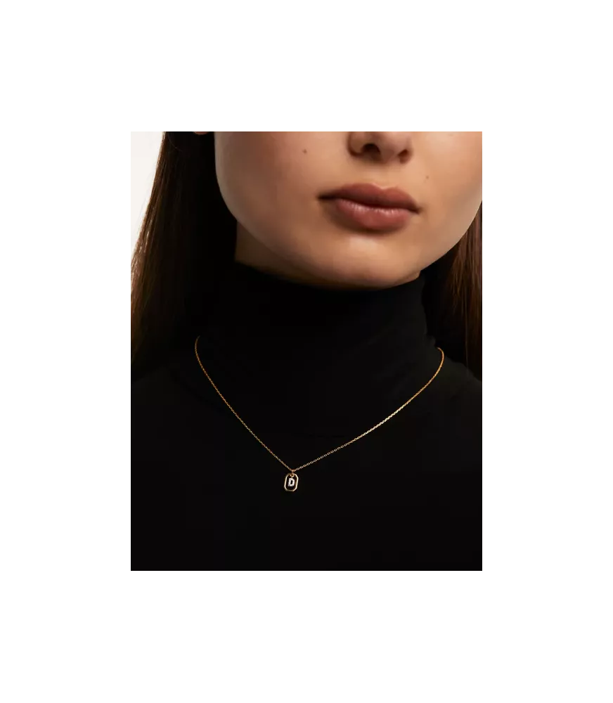 Collar P D Paola, letra D mini, con baño de oro de 18k.