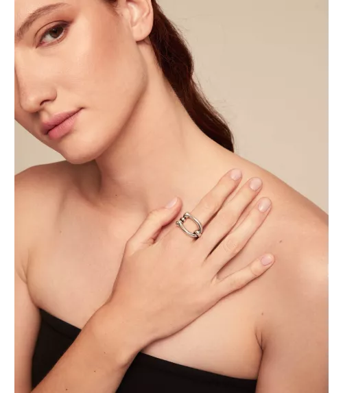 Anillo Serotonin UNOde50, en metal bañado en plata.