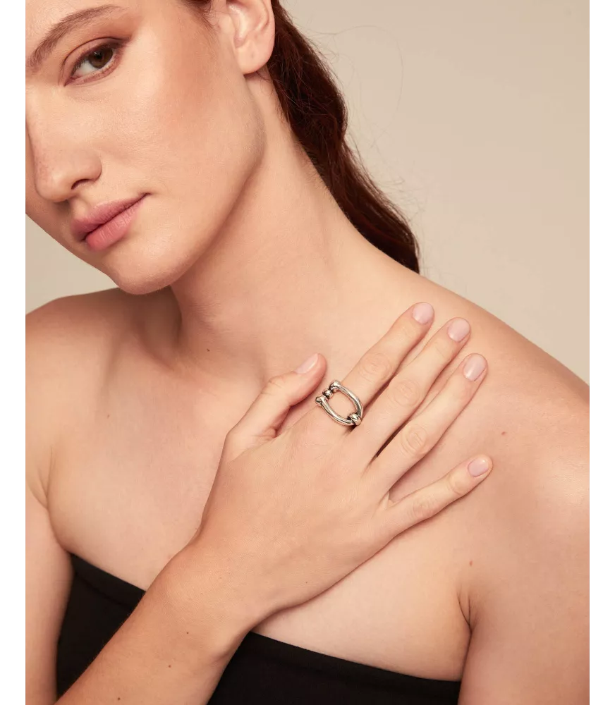 Anillo Serotonin UNOde50, en metal bañado en plata.