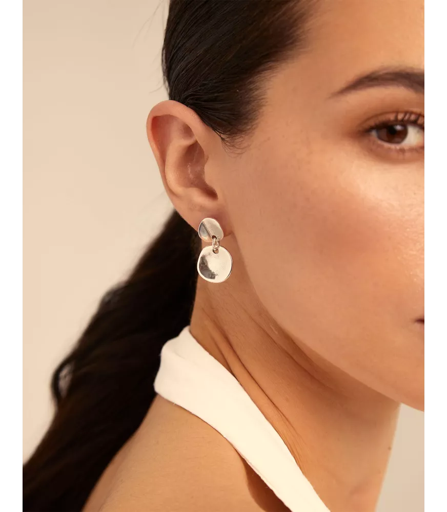 Pendientes Escamas UNOde50, en metal bañado en plata.