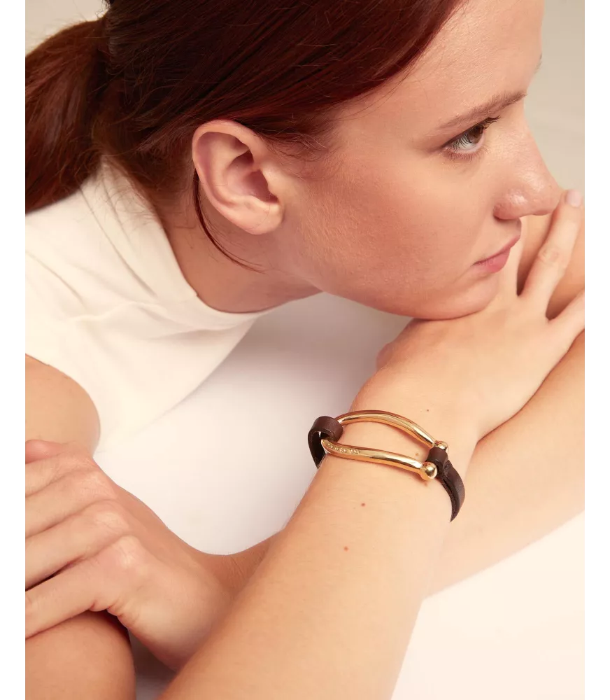 Pulsera Bruh Unode50, en metal bañado en oro.