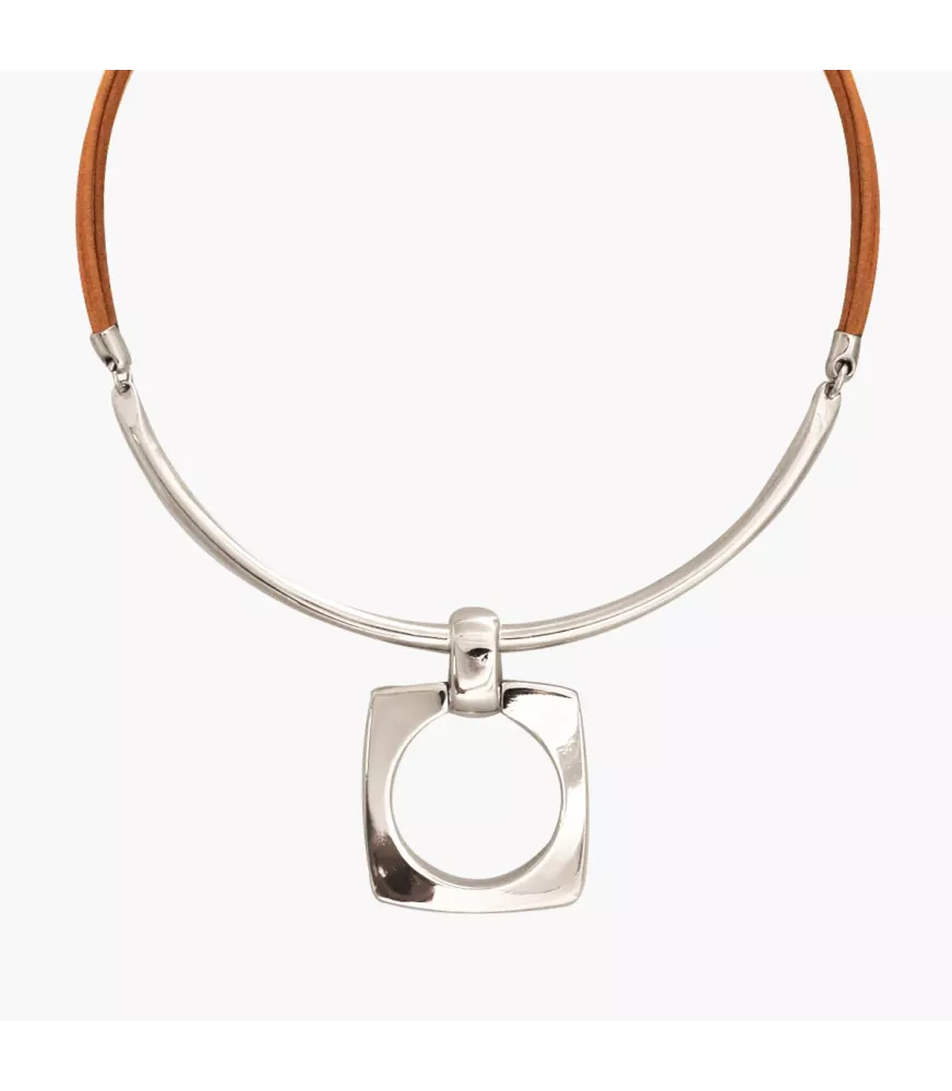 Choker CXC Aldaba, en metal bañado en plata con cuero liso.