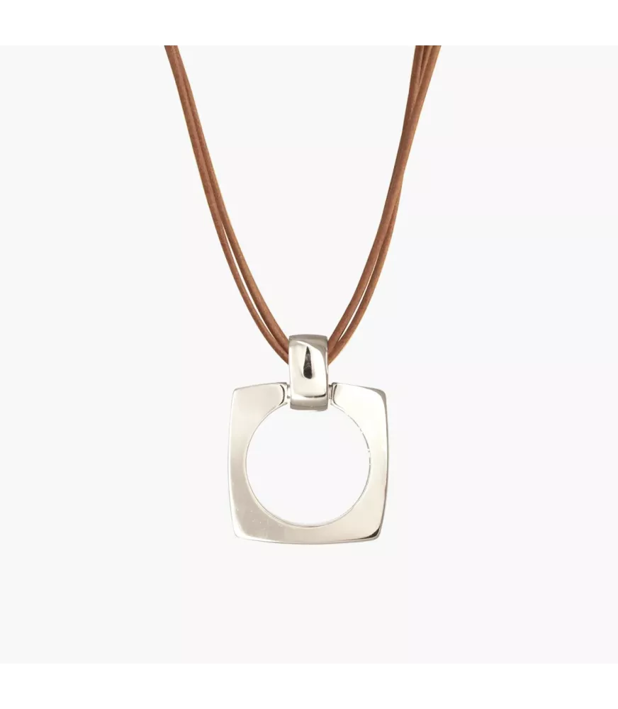 Collar CXC largo Aldaba, en metal bañado en plata con cuero liso.