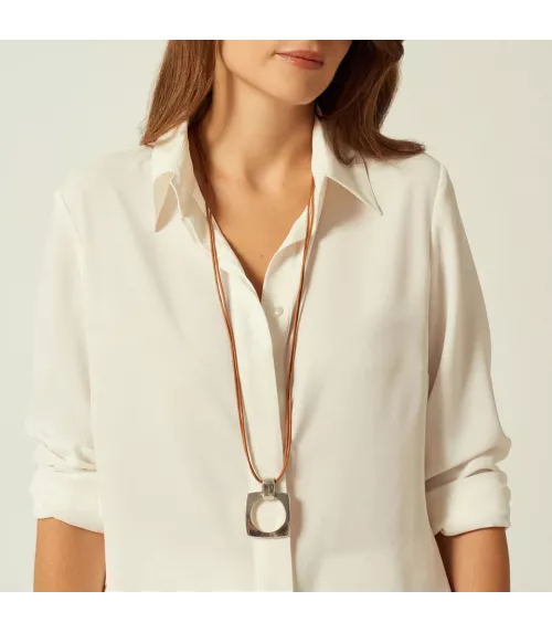 Collar CXC largo Aldaba, en metal bañado en plata con cuero liso.