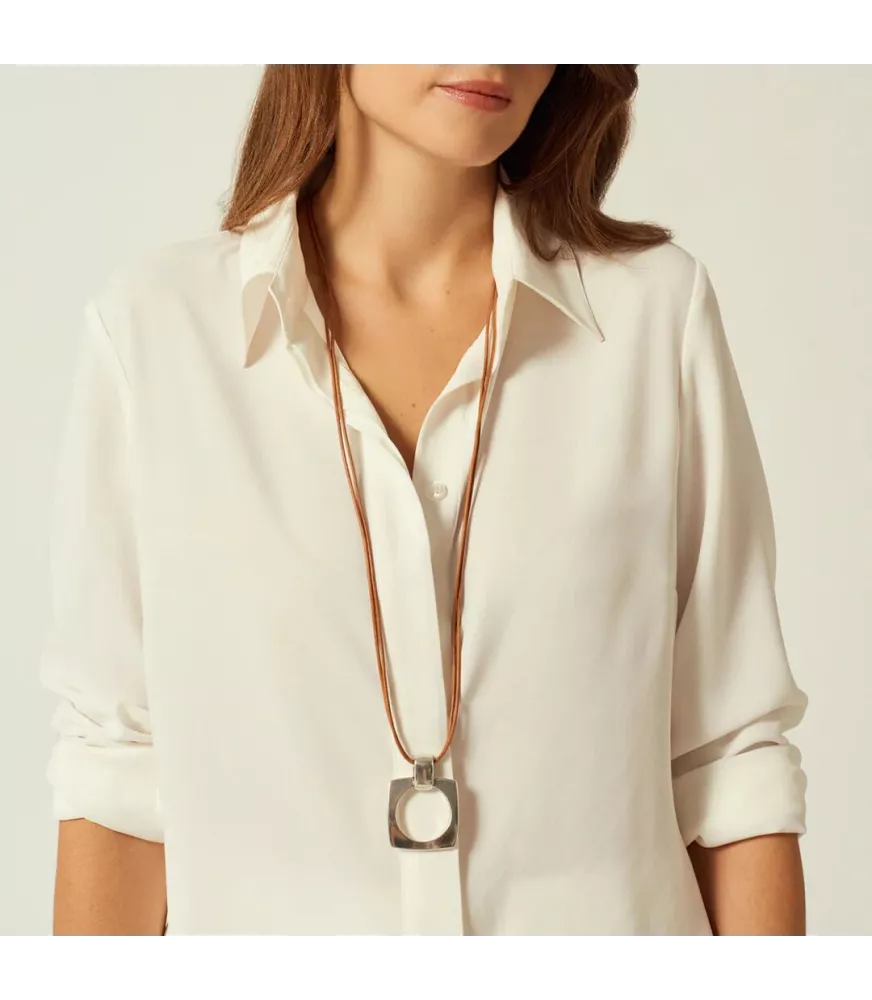 Collar CXC largo Aldaba, en metal bañado en plata con cuero liso.