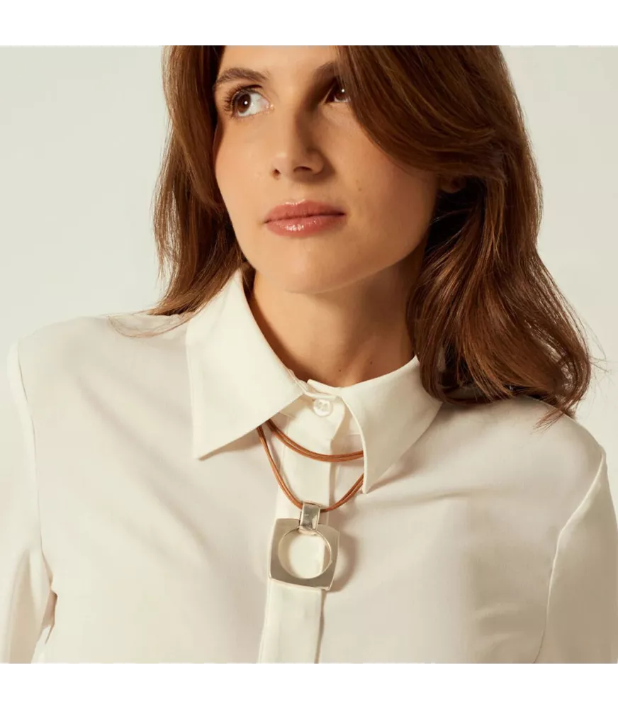 Collar CXC largo Aldaba, en metal bañado en plata con cuero liso.