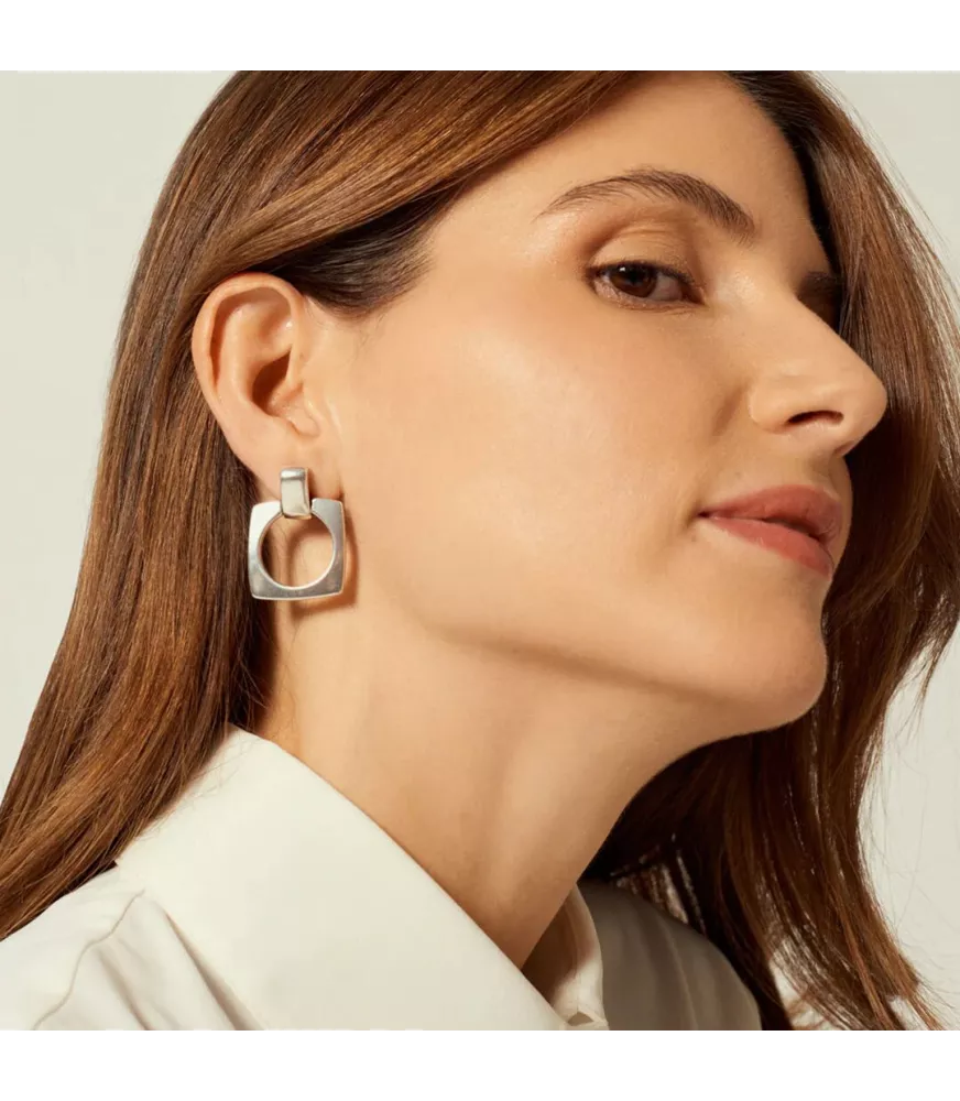 Pendientes Aldaba CXC, en metal bañado en plata .