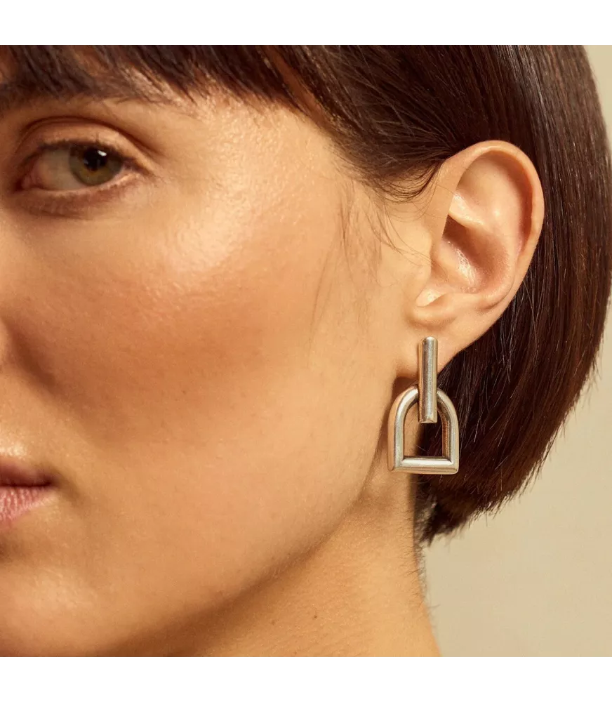 Pendientes Omega CXC, en metal bañado en plata .