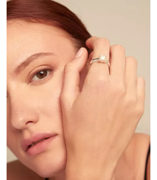 Anillo Cosmos UNOde50, en metal bañado en plata.