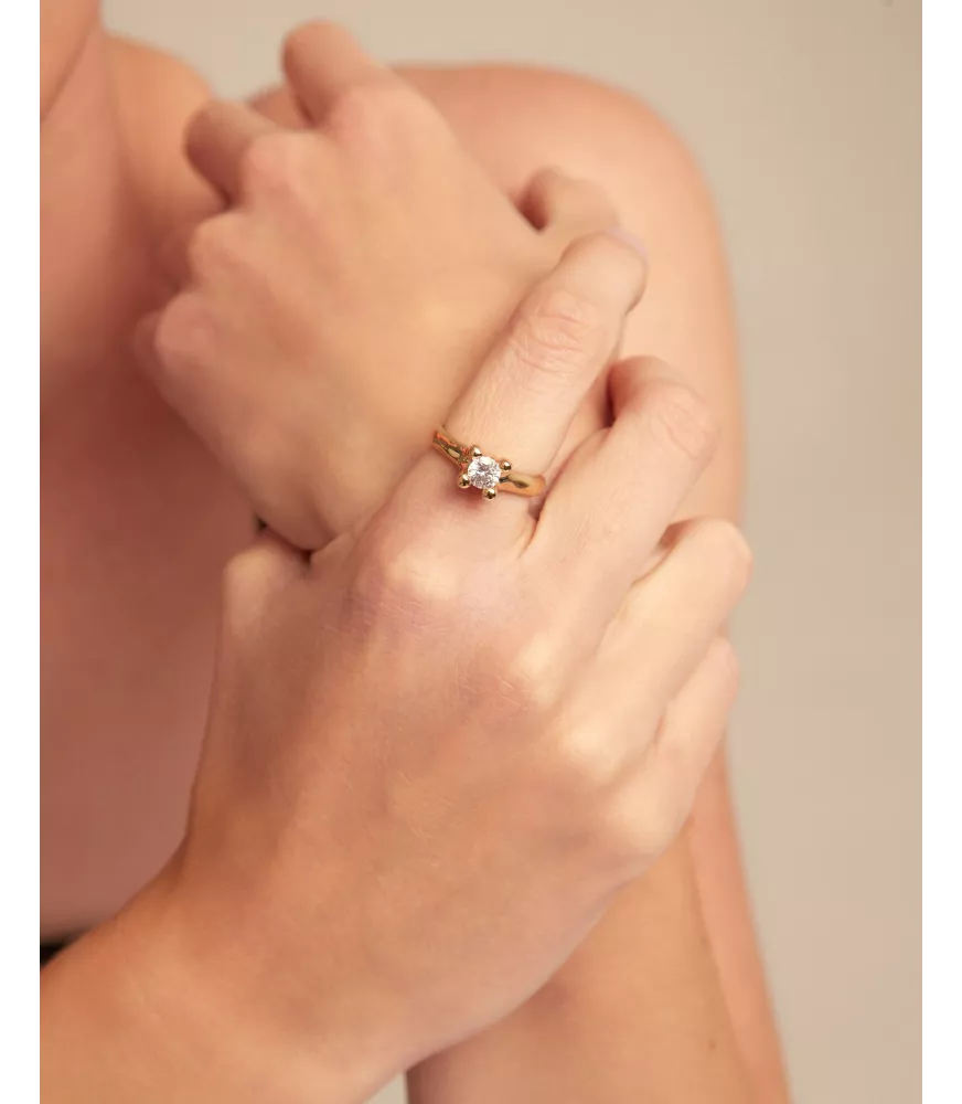 Anillo Cosmos UNOde50, en metal bañado en oro.