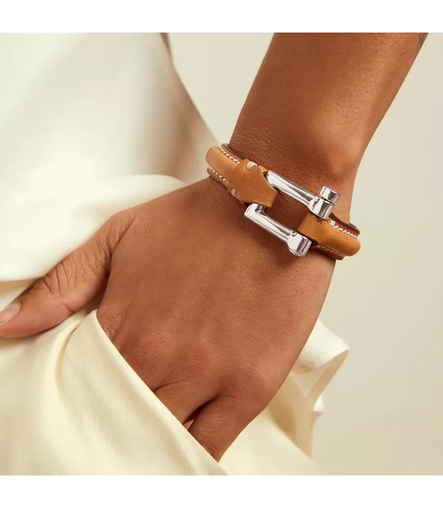 Pulsera Grillete Cuero Duna CXC, en metal bañado en plata.