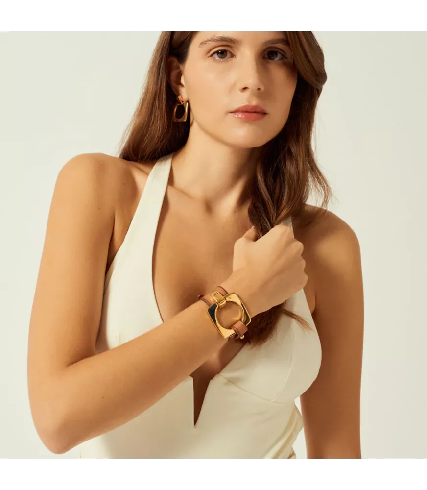 Pulsera Aldaba Cuero CXC, en metal bañado en oro.