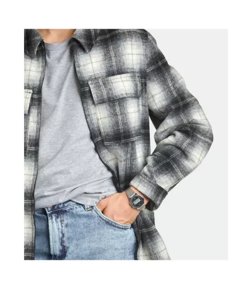 Reloj Casio vintage digital, con esfera negra y brazalete de acero.