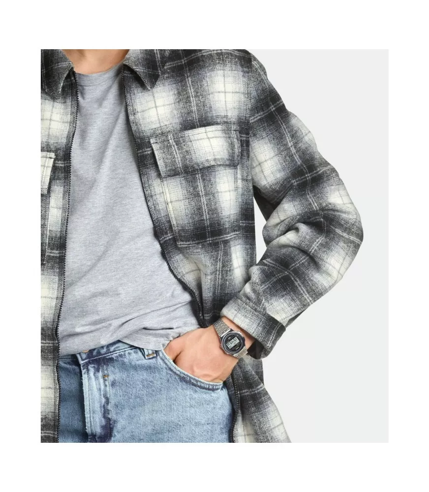 Reloj Casio vintage digital, con esfera negra y brazalete de acero.