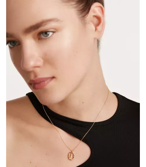 Collar P D Paola, letra V, con baño de oro de 18k.