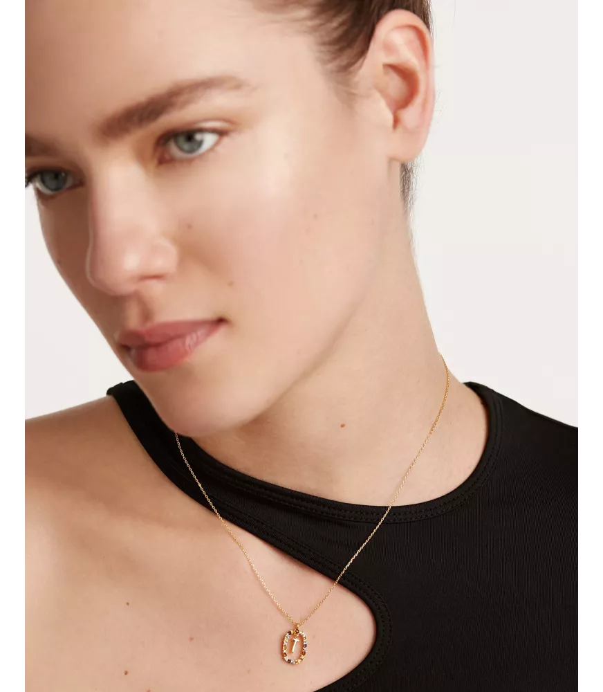 Collar P D Paola, letra V, con baño de oro de 18k.