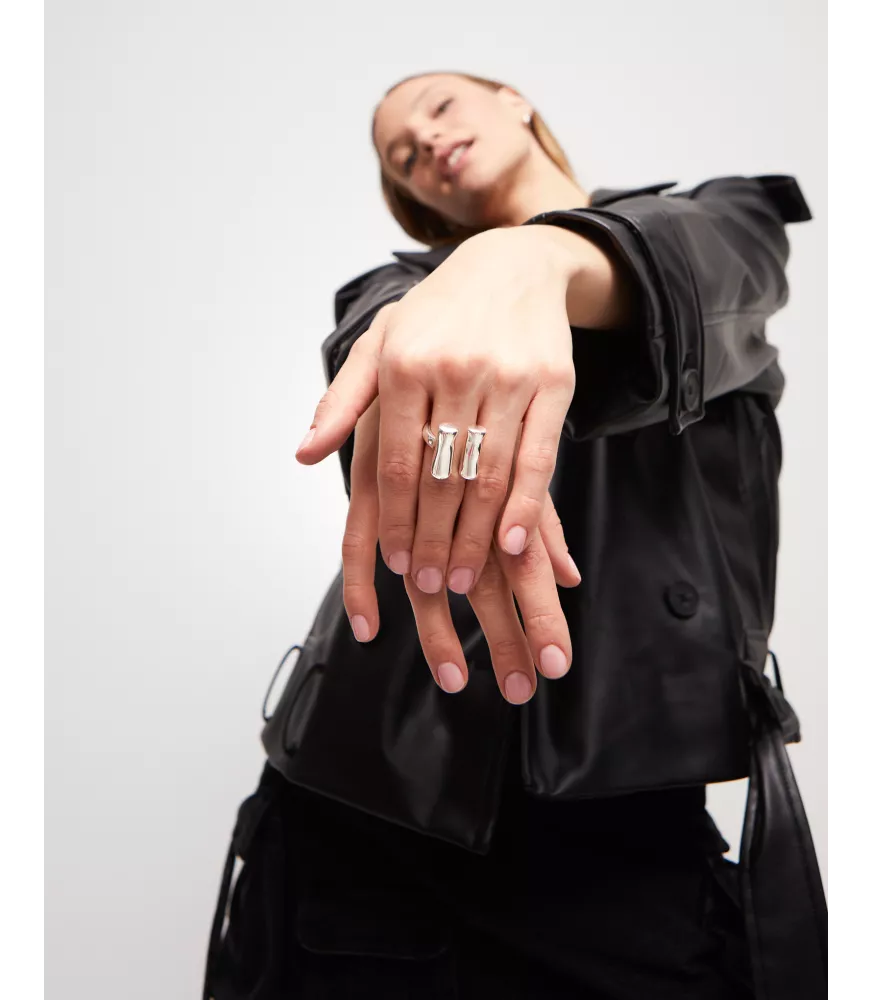Anillo Ser Natural UNOde50, en metal bañado en plata.