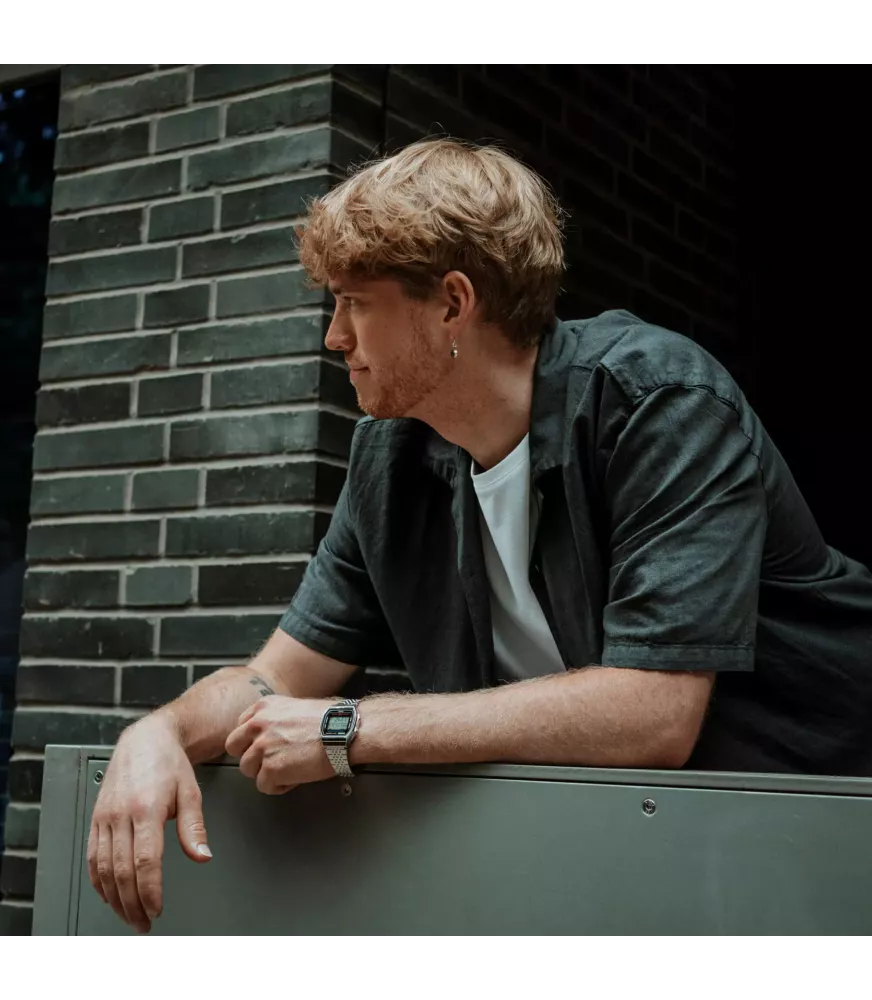 Reloj Casio vintage digital, con esfera negra y brazalete de acero.