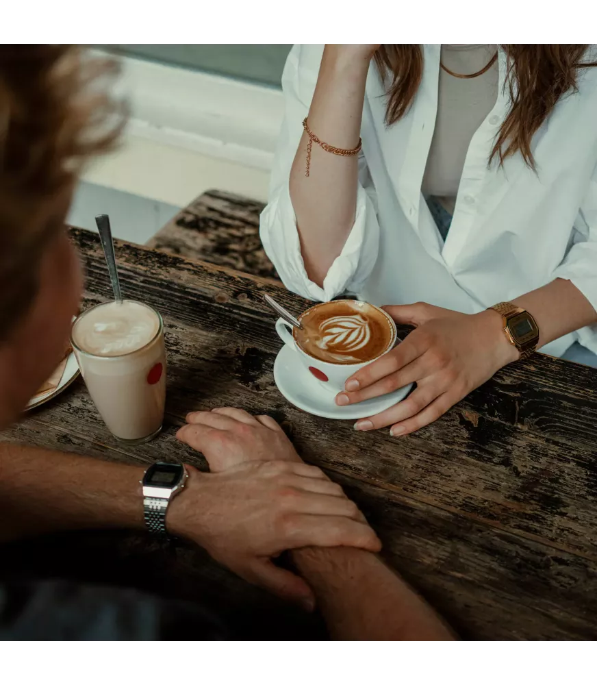 Reloj Casio vintage digital, con esfera negra y brazalete de acero.
